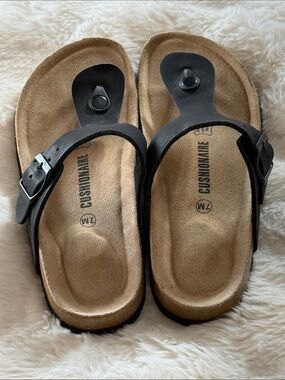 Cushionaire Black Leah Thong Sandals with Tan Leather Footbed Size 7